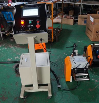 Équipement d'alimentation en bobine de 200 tonnes conçu pour gérer un poids de bobine de 5 tonnes, adapté aux applications industrielles lourdes