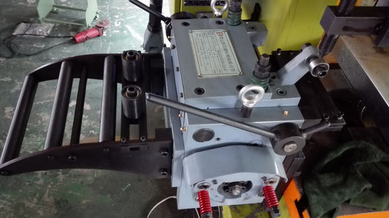 Ligne d'alimentation de bobine de diamètre de 20 mm utilisant un servomoteur Yaskawa ou Mitsubishi et une pression de 200 tonnes assurant la fabrication