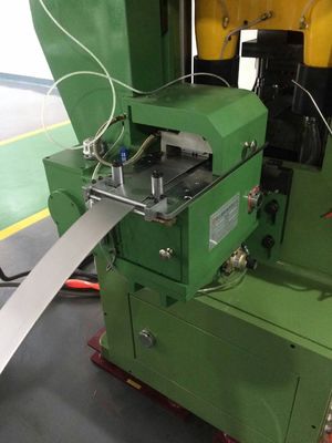 Système d'alimentation de bobines monté au sol conçu pour gérer une plage d'épaisseur de bobine de 0,3 mm à 6 mm, améliorant l'automatisation de la chaîne de production